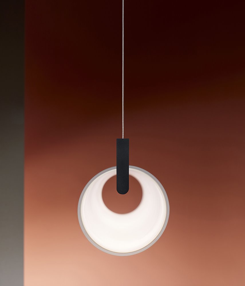 Con su difusor cilíndrico de vidrio, Kontur genera una luz cálida que ilumina 360 grados.