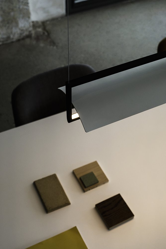 Cuando se combina con la lámina metálica curvada del reflector, Kontur proporciona una iluminación ambiental que evoca una lluvia de luz.