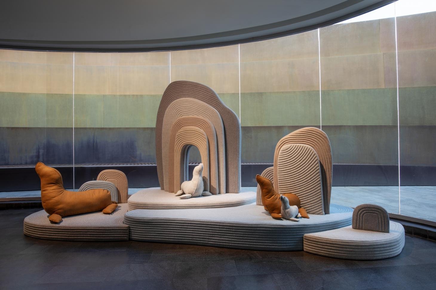 Instalación con animales de fieltro en el museo de diseño de Holon