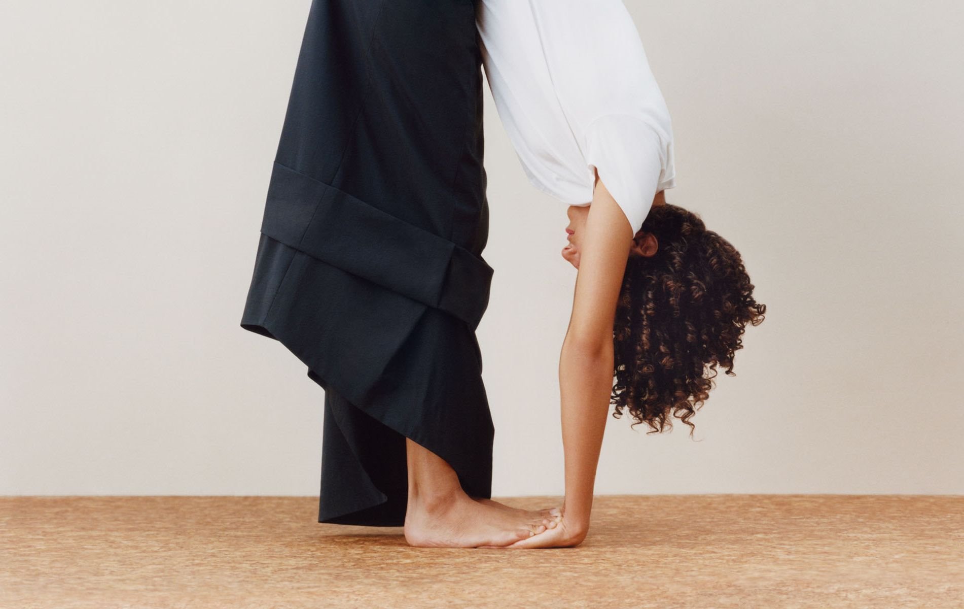mujer haciendo estiramientos de Yoga