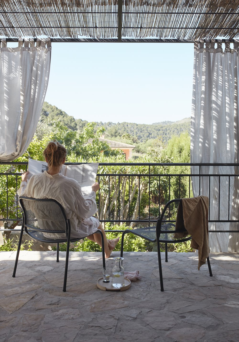 Mujer tomando el sol en una terraza