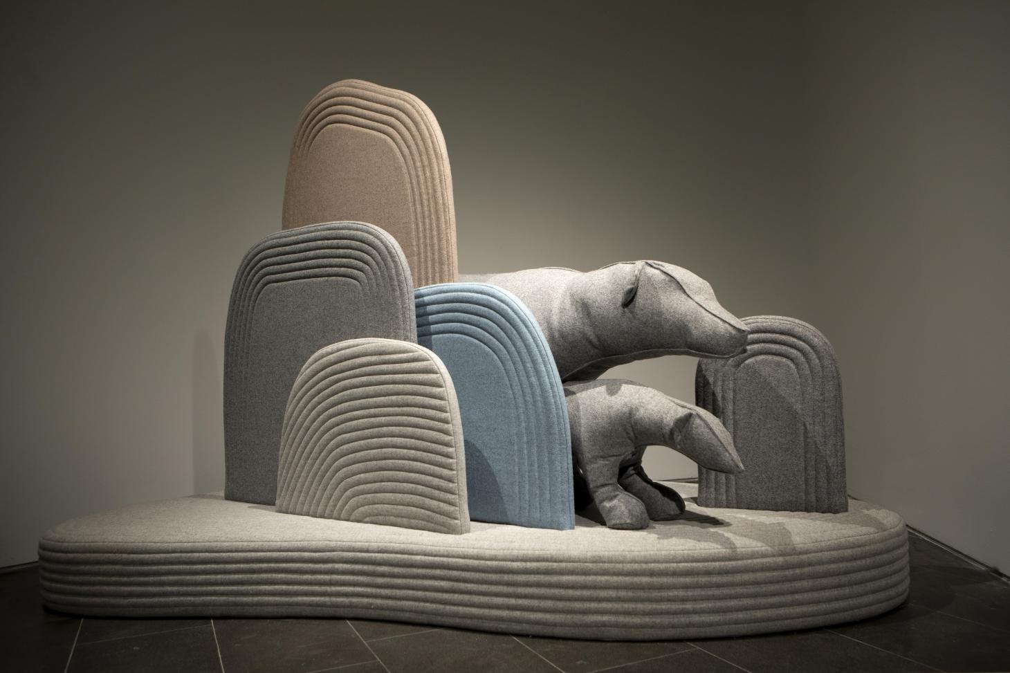 Osos de fieltro para una instalacion en el museo de diseño de Holon