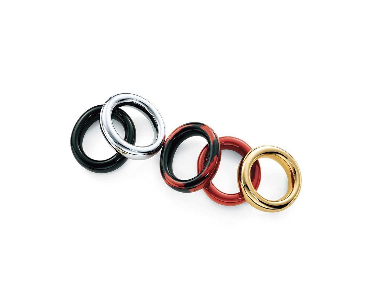 Para Tiffany & Co, diseñó toda clase de piezas: desde collares hasta boles, pasando por colgantes y broches. En la foto, brazaletes Lacquer Bangle. 
