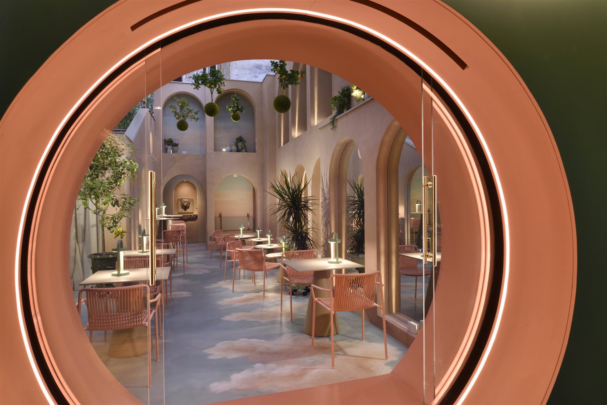 Patio con arcos de color rosa del hotel Leon Place en Roma 6