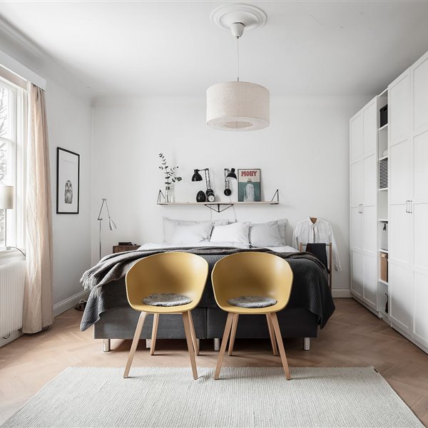 Piso con decoracion nordica dormitorio con butacas amarillas