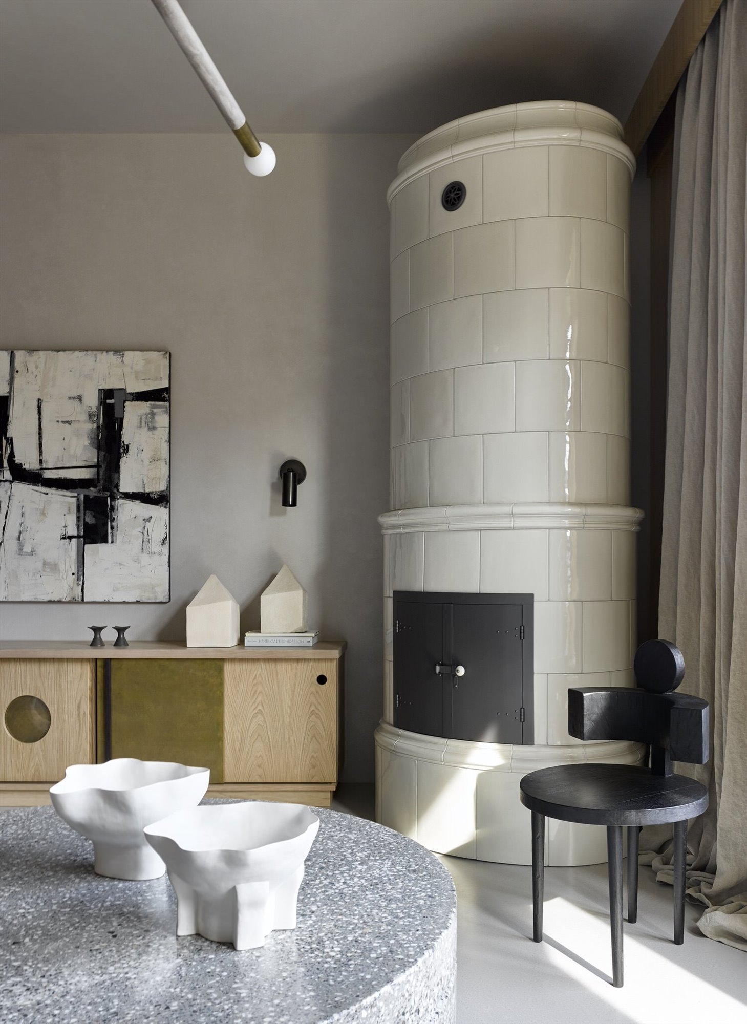 Piso en Moscu con decoracion nordica chimenea de ceramica