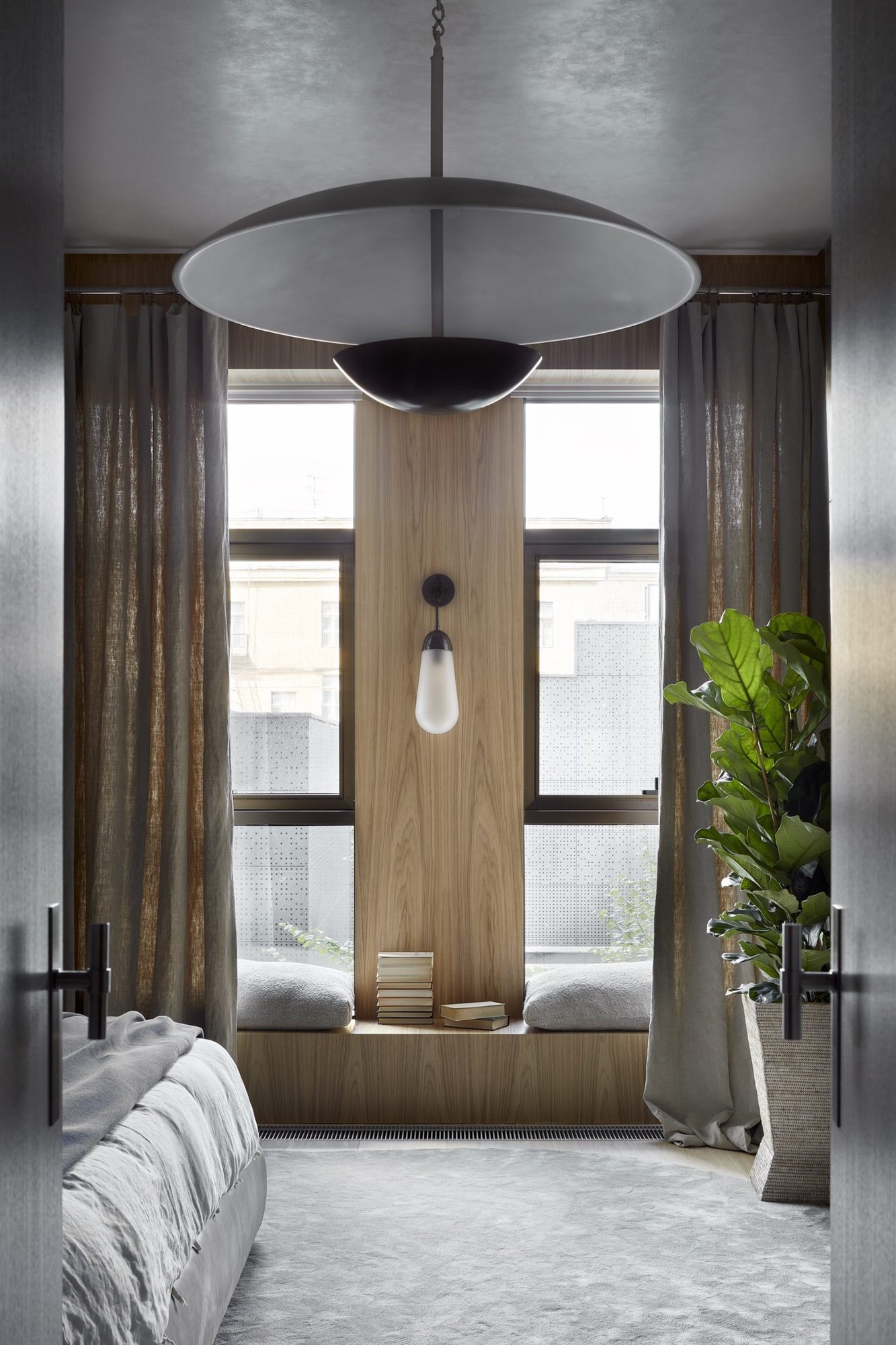 Piso en Moscu con decoracion nordica dormitorio con lampara de techo