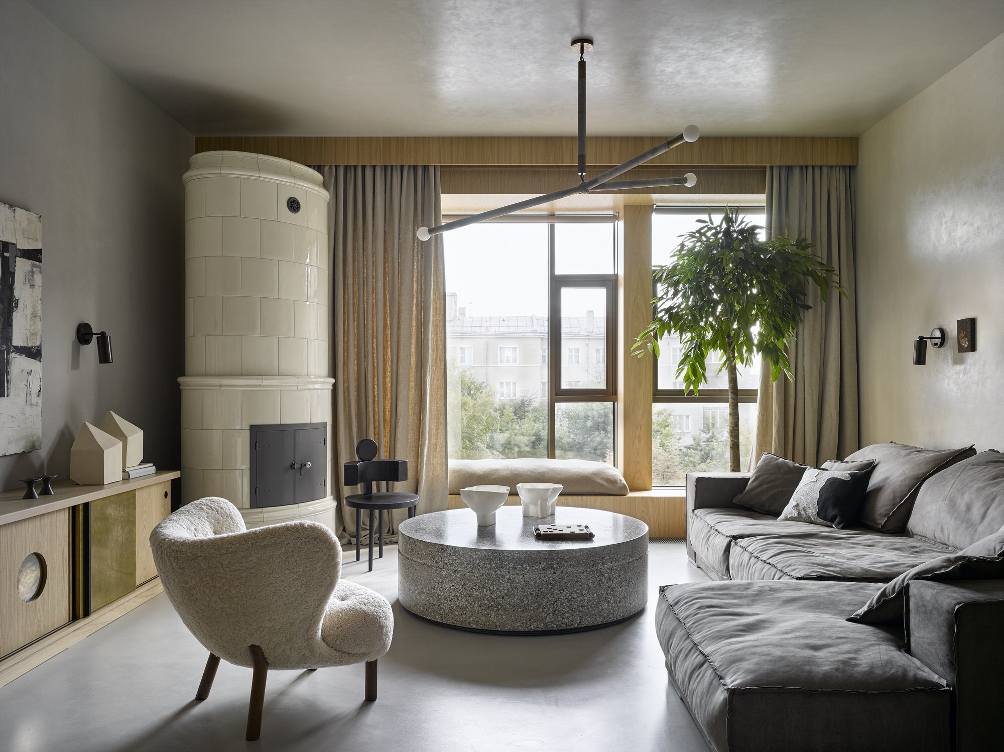 Piso en Moscu con decoracion nordica salon con sofa gris