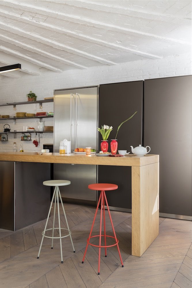 En la cocina, puedes combinar un taburete de cada color, especialmente en estaciones más luminosas como la primavera. 