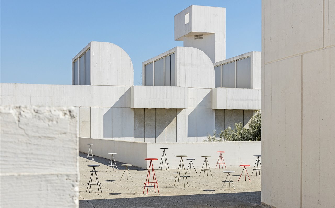El rojo coral, el verde oliva o el gris seda invitan a realizar combinaciones más desenfadadas. Tonos que aportan una nueva luz al diseño de interiores y exteriores. 