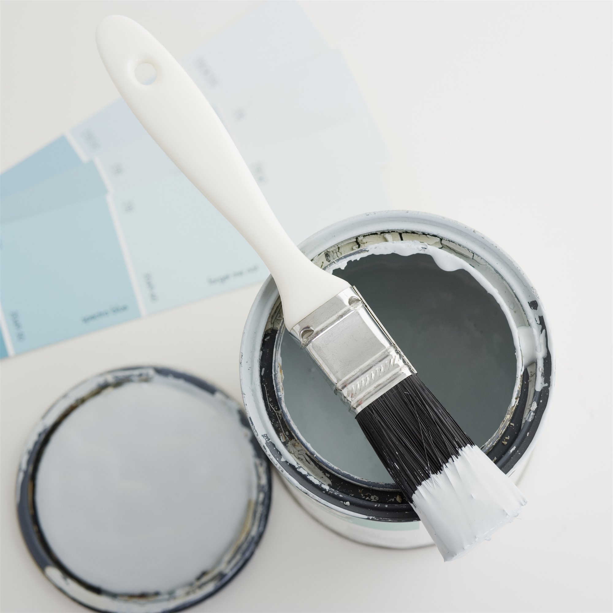 Brocha y pincel con pintura a la tiza chalkpaint