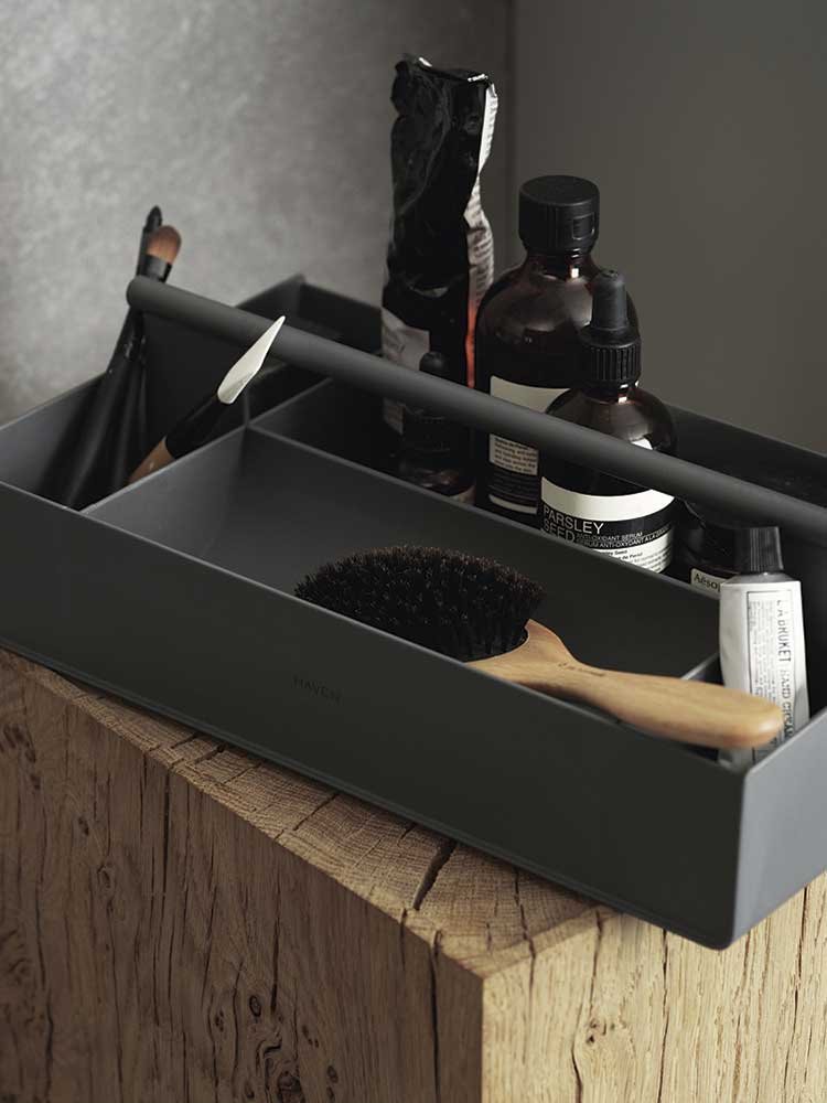 cajon-con-cosmeticos-para-el-bano-en-casa-ordenada