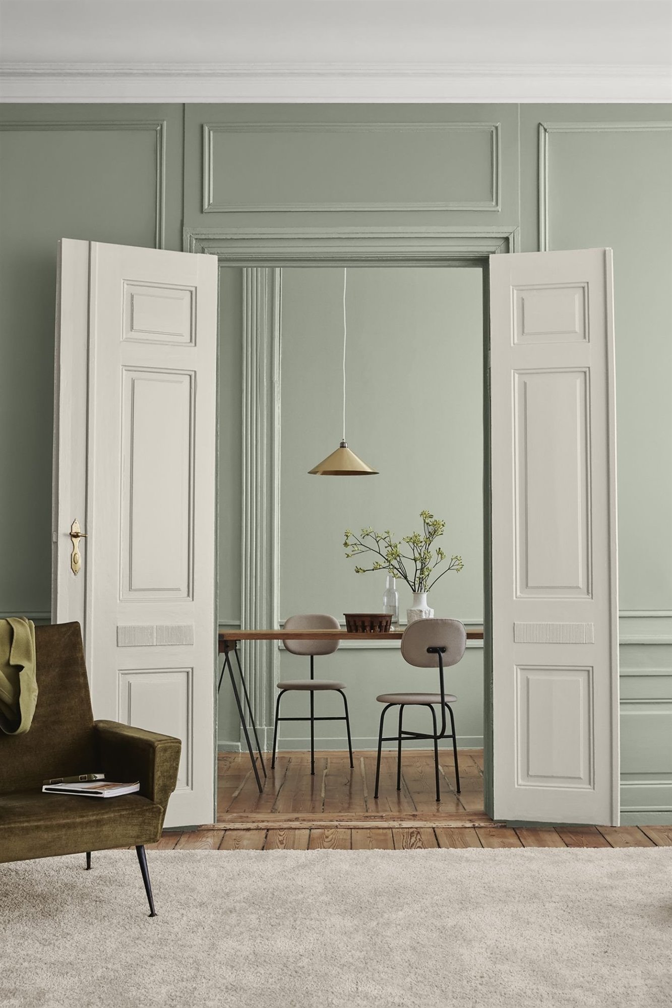 Salon con puertas pintadas a la tiza chalkpaint en color blanco. Como juego