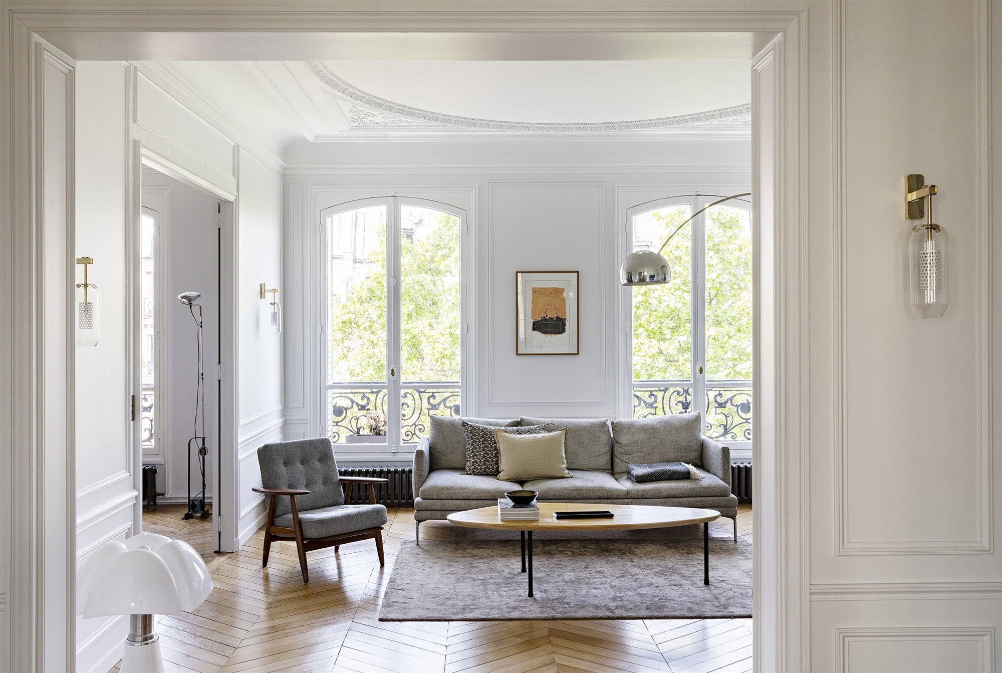 Salon con sofa gris. Imágenes de experto