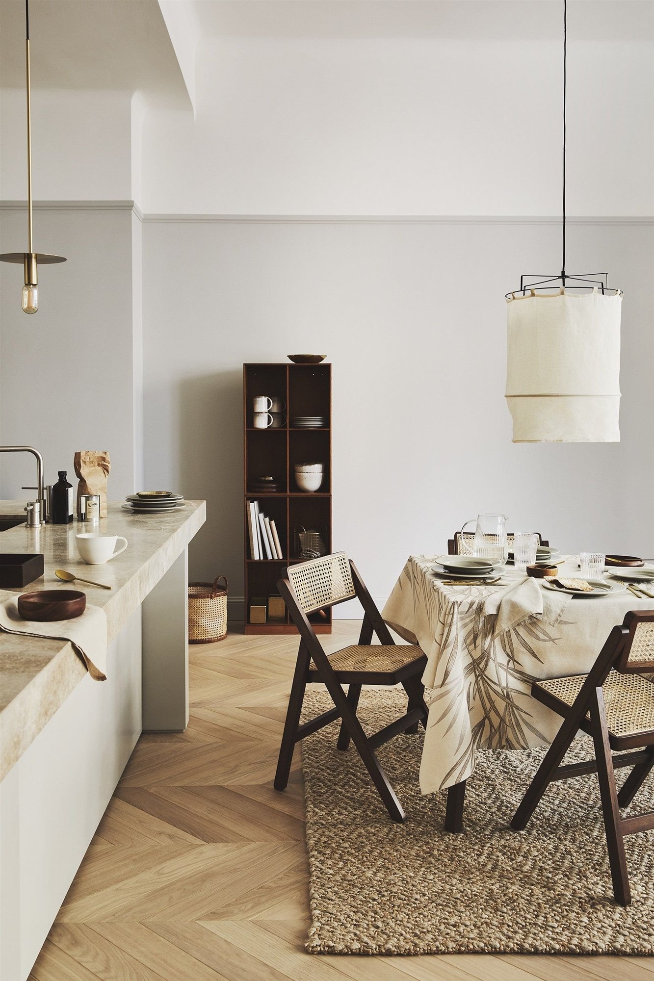 Cocina con comedor con sillas plegables de madera. Pinta las paredes