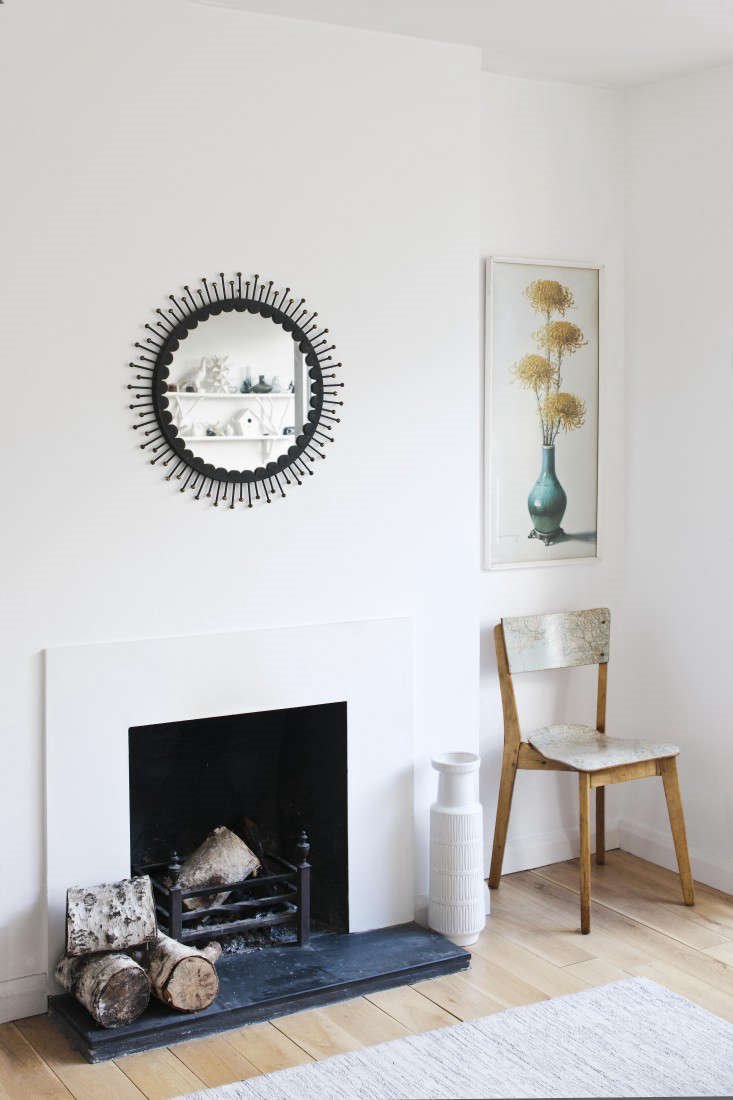 Salon con chimenea y silla pintados con chalkpaint pintura a la tiza