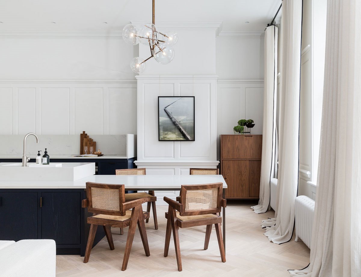 Cocina comedor con lampara de techo y cortinas blancas. Sin desperfectos
