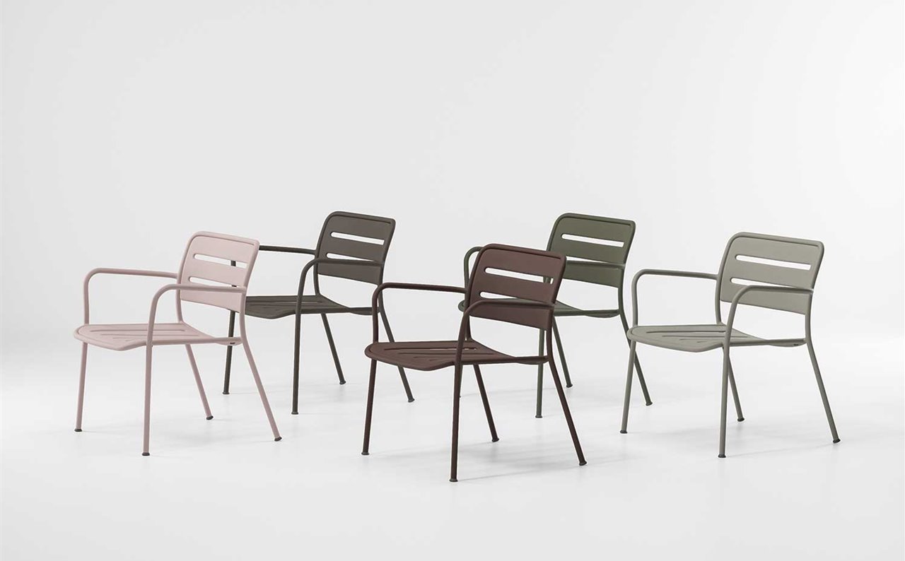 Puedes combinar diferentes colores para crear un ambiente más dinámico. Tienes hasta dieciséis tonos disponibles, entre ellos el aquamarina, el indigo, el sahara y el bronce.