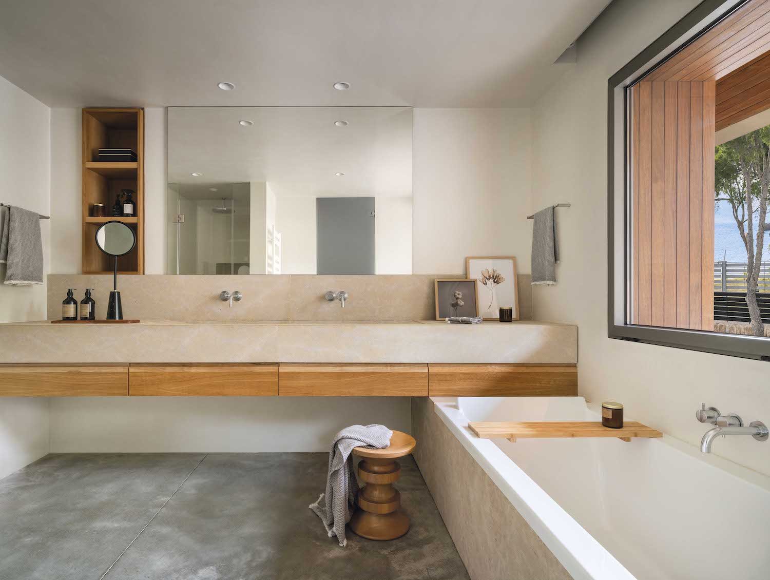 Baño con bañera de una casa moderna de Barbara Aurell en Barcelona