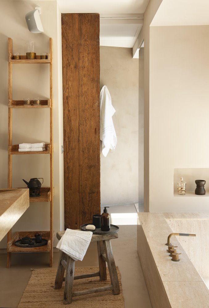 Baño con estantes de estilo rustico.