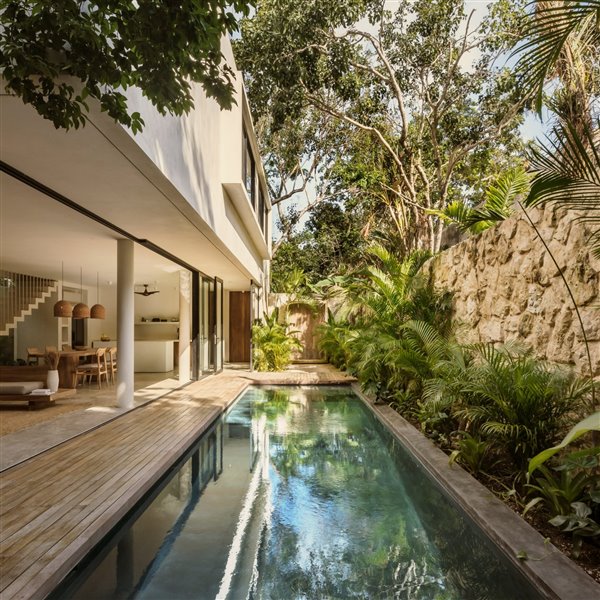 Una moderna casa de hormigón inmersa en el exuberante Caribe mexicano