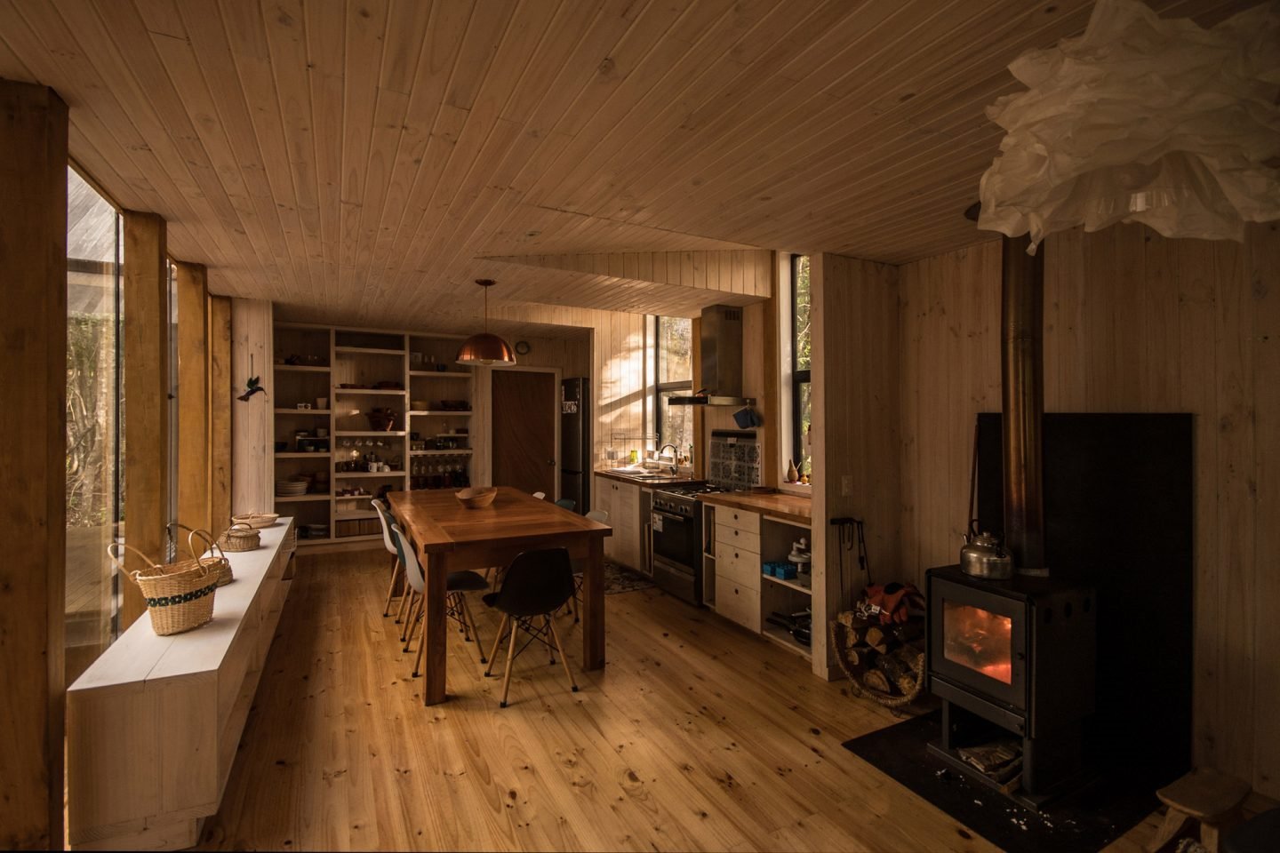 Casa de madera en mitad de los bosques de chile comedor con chimenea