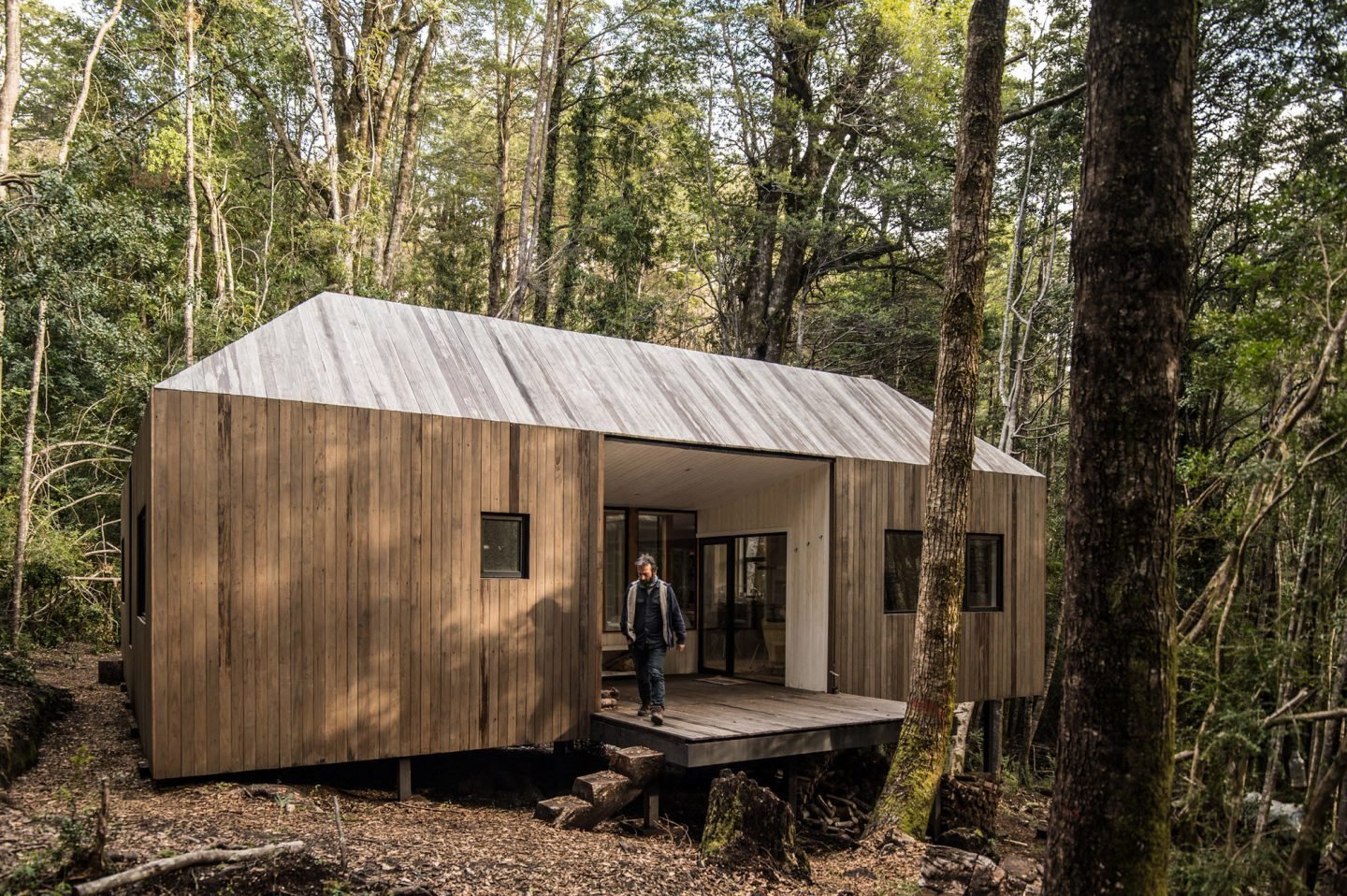Casa de madera en mitad de los bosques de chile entrada
