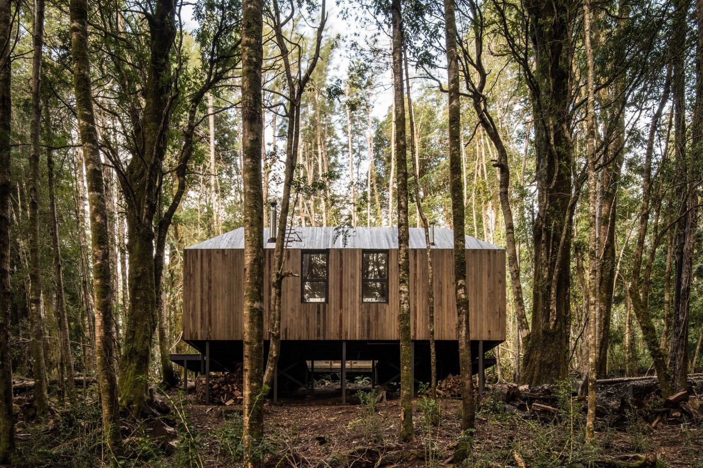 Casa de madera en mitad de los bosques de chile parte posterior