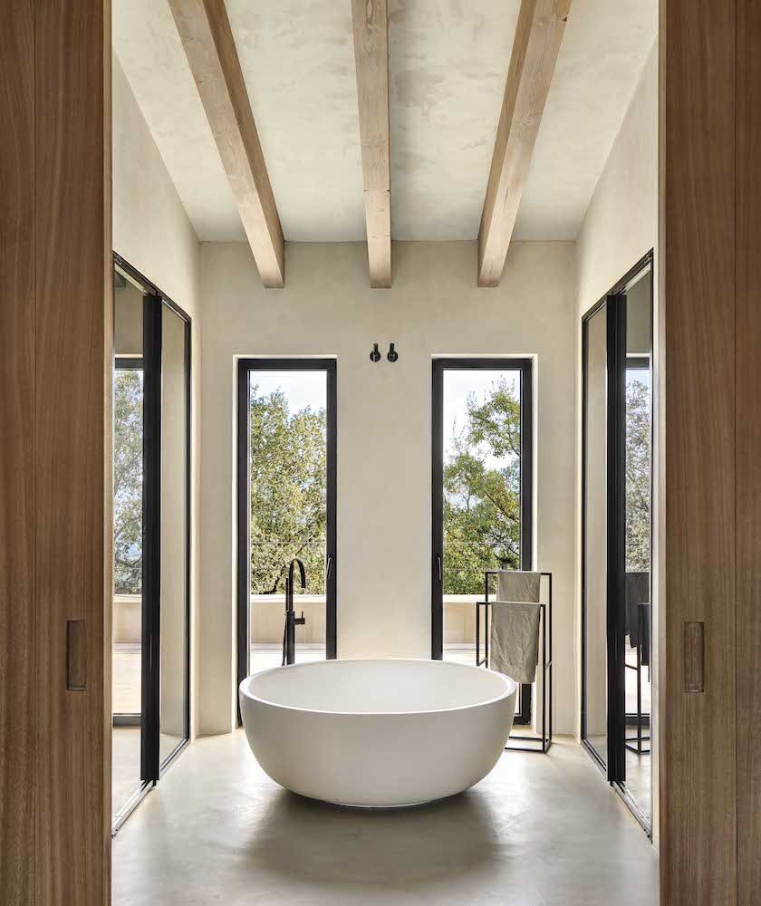 Casa moderna con fachada de piedra baño