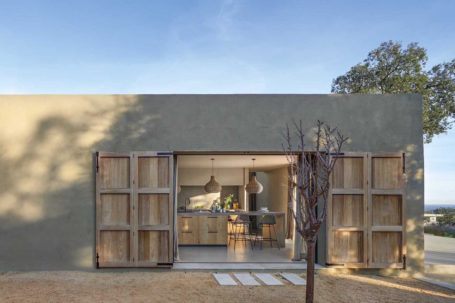 Casa moderna con fachada de piedra cocina abierta