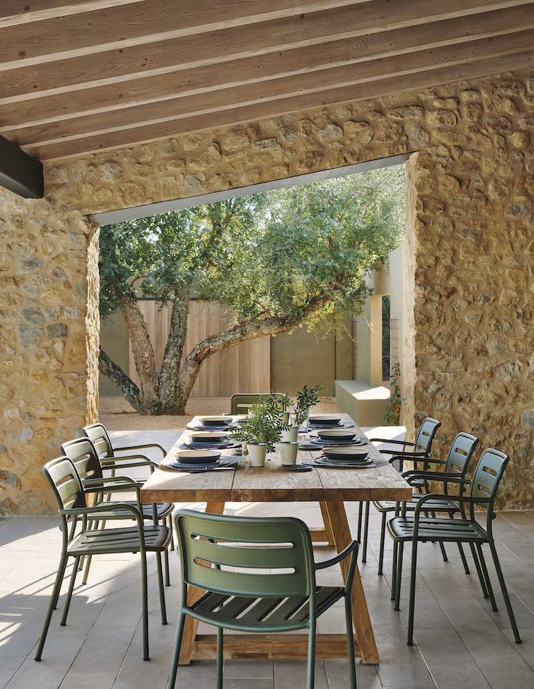 Casa moderna con fachada de piedra comedor exterior porche