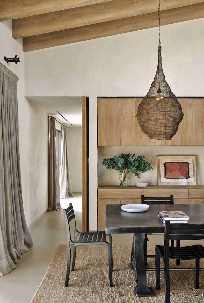 Casa moderna con fachada de piedra comedor