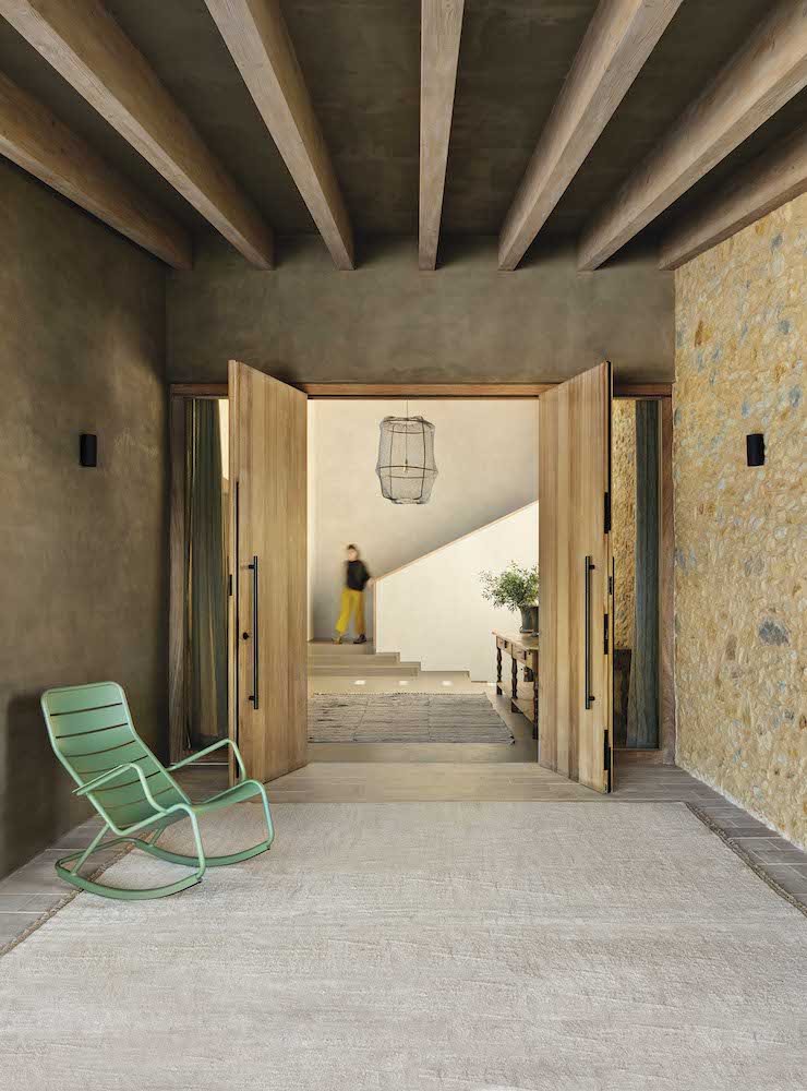 Casa moderna con fachada de piedra entrada porche