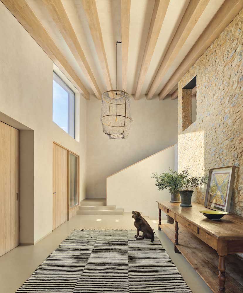 Casa moderna con fachada de piedra entrada recepcion