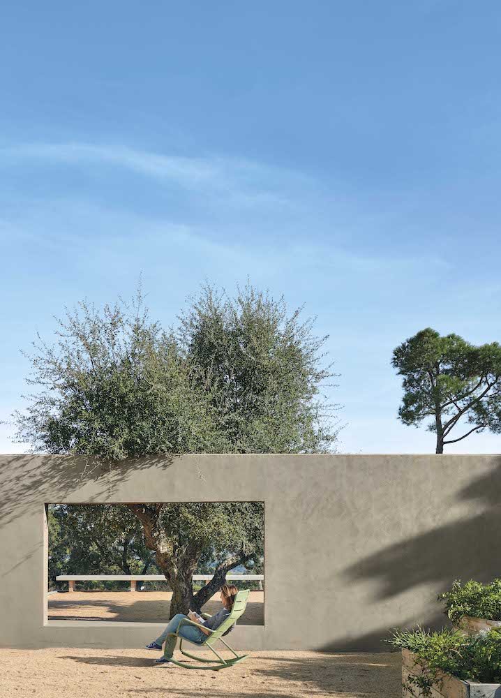 Casa moderna con fachada de piedra exterior