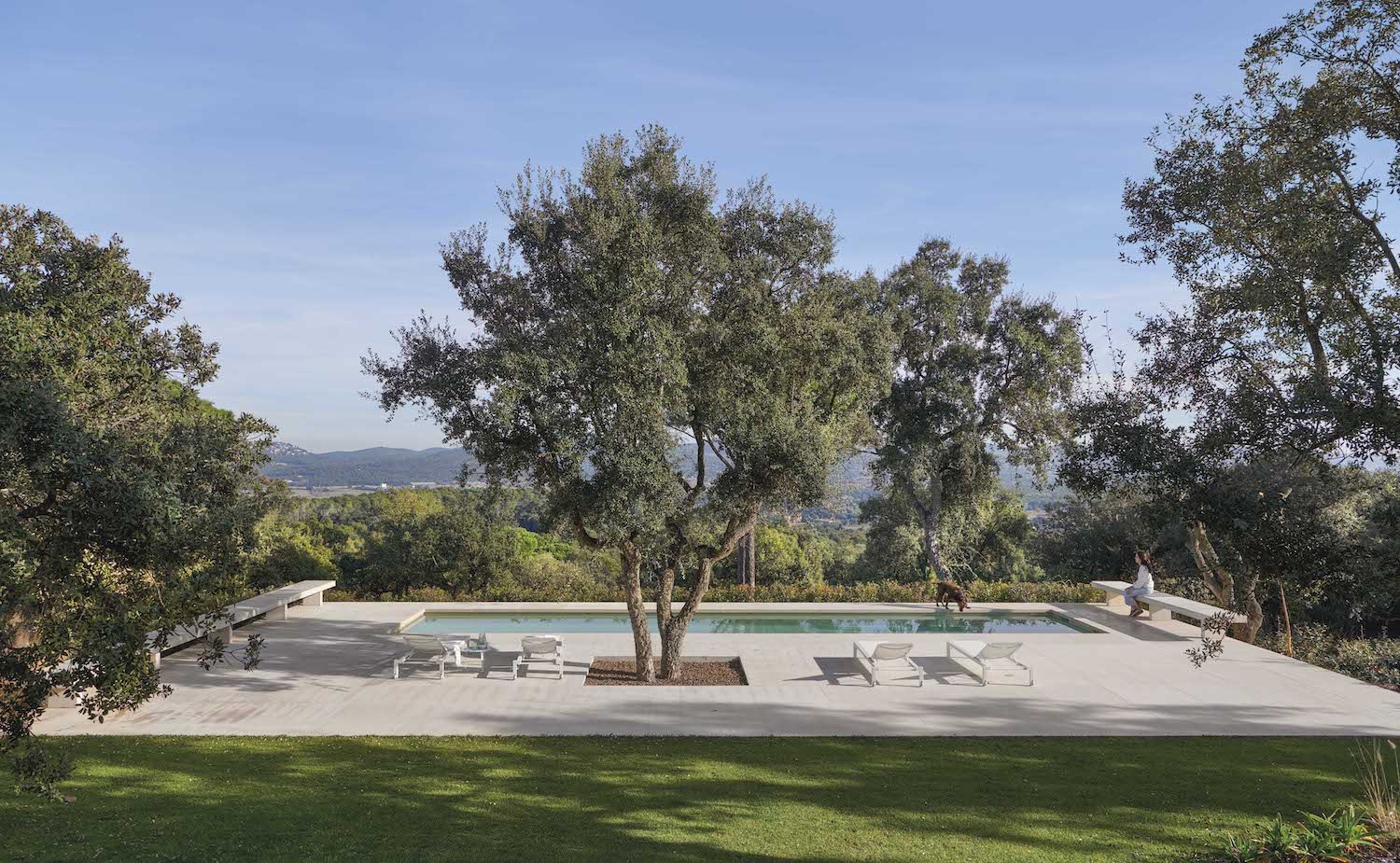 Casa moderna con fachada de piedra piscina