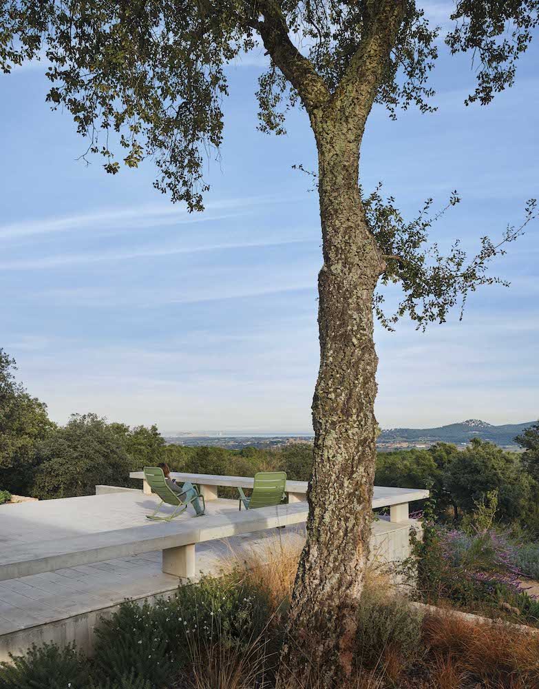Casa moderna con fachada de piedra porche abierto al exterior