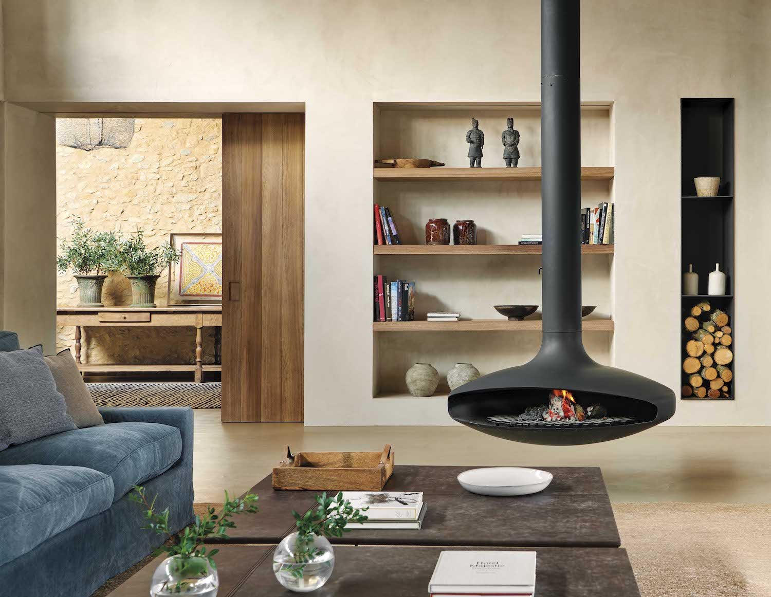 Casa moderna con fachada de piedra salon con chimenea