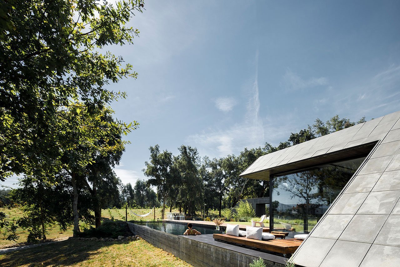 Casa moderna de hormigon en el camp ode Portugal fachada con piscina