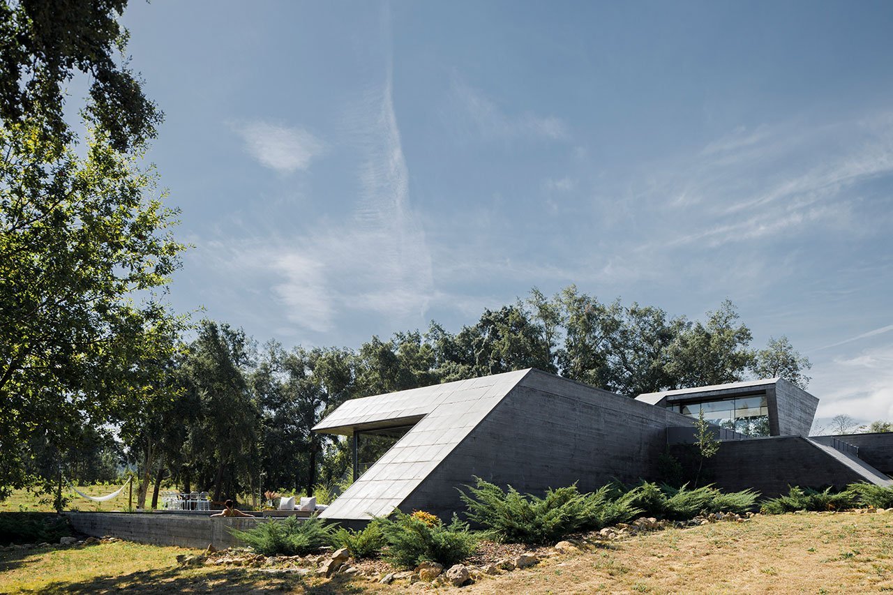 Casa moderna de hormigon en el camp ode Portugal fachada inclinada