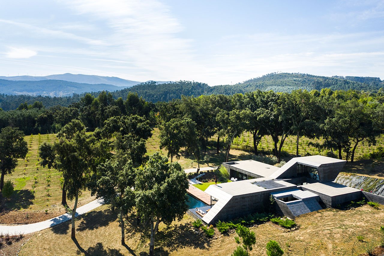 Casa moderna de hormigon en el camp ode Portugal fachada