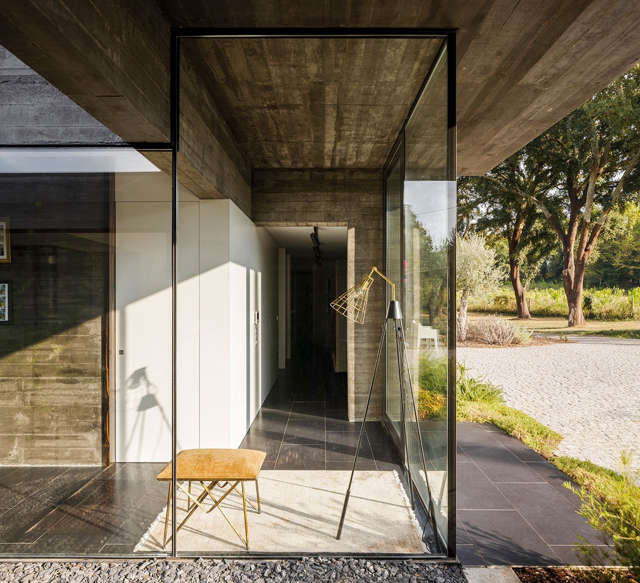 Casa moderna de hormigon en el camp ode Portugal rincon con perchero