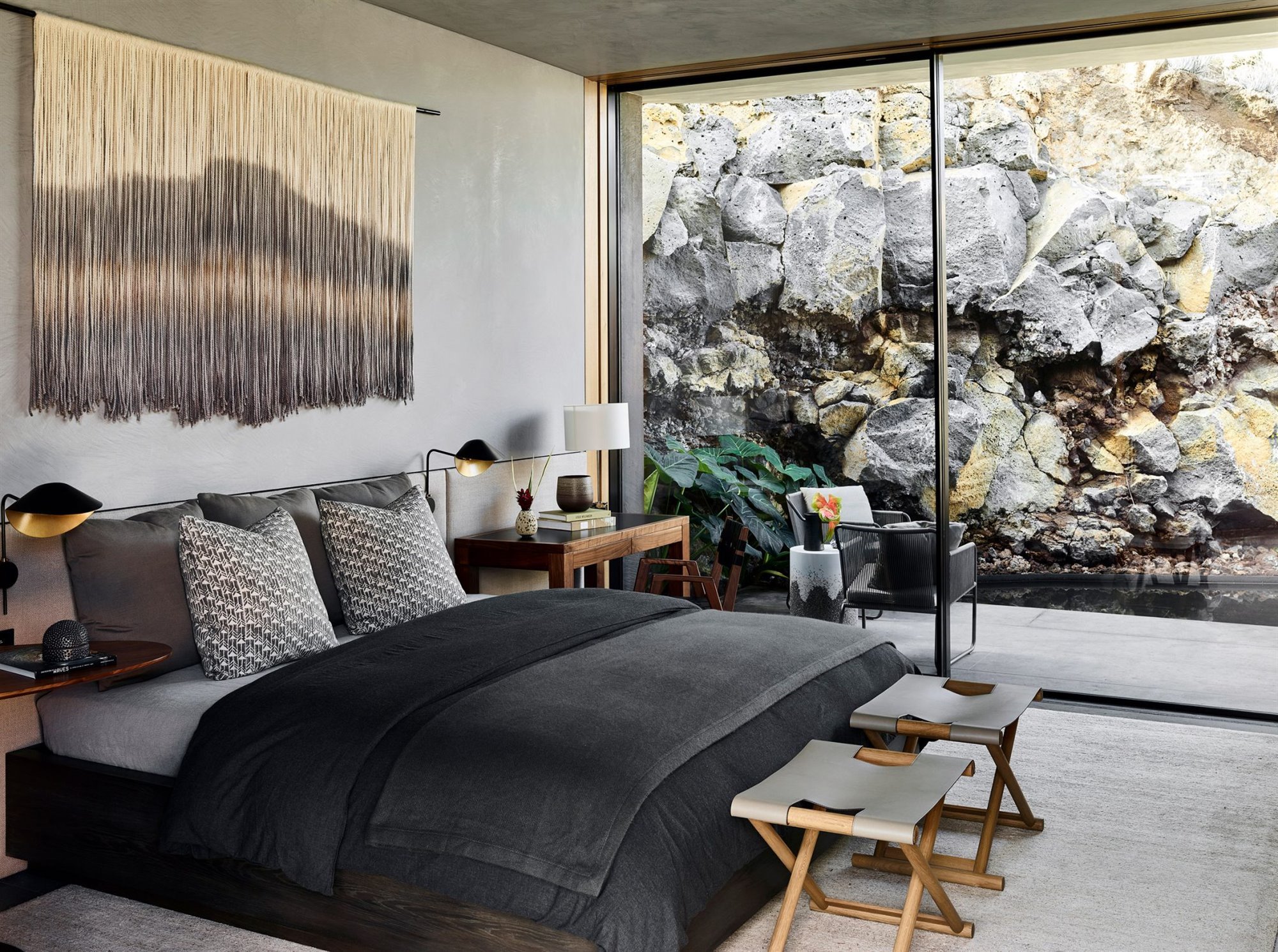 Casa moderna en Hawaii dormitorio con pared de piedra