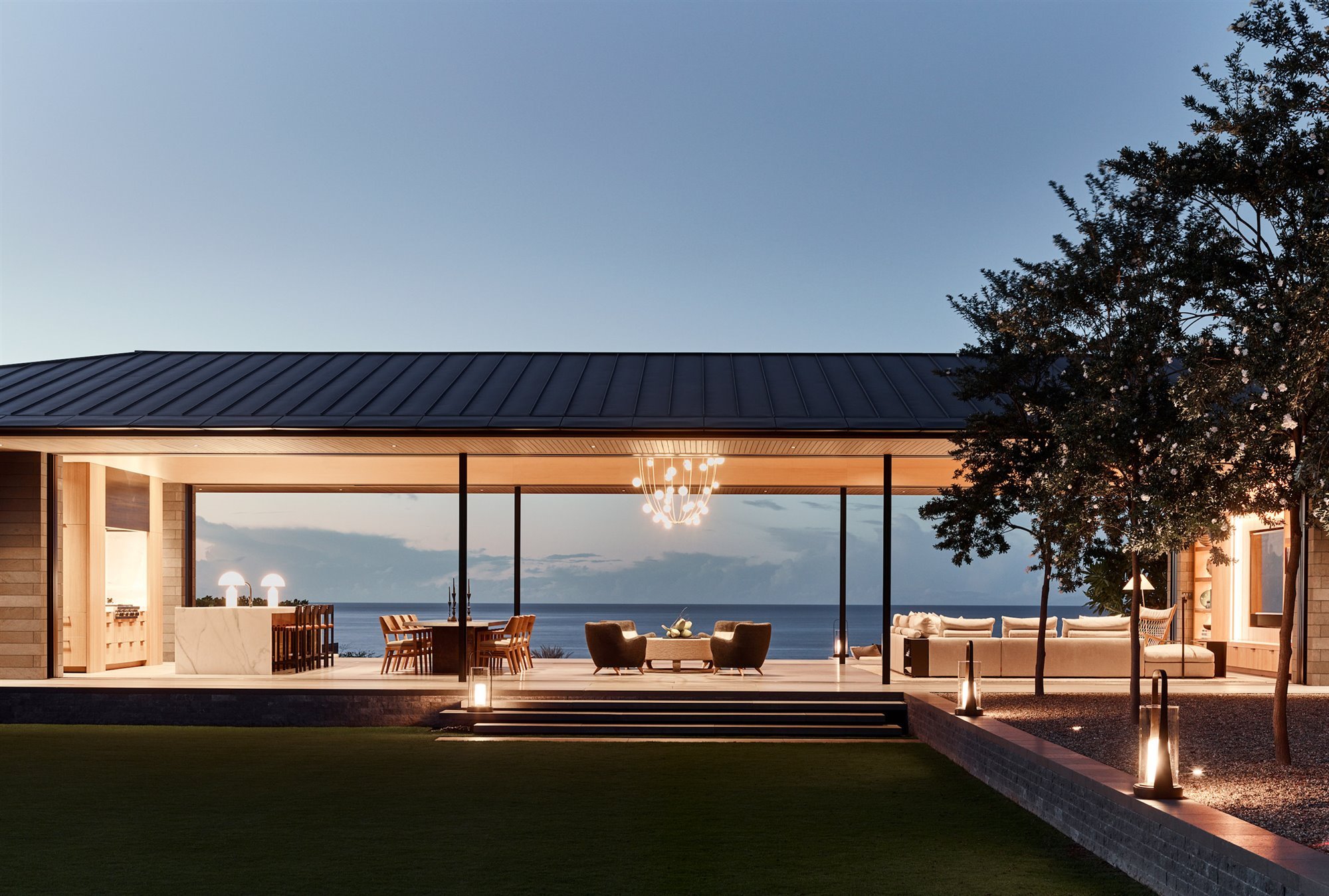 Casa moderna en Hawaii fachada abierta de noche