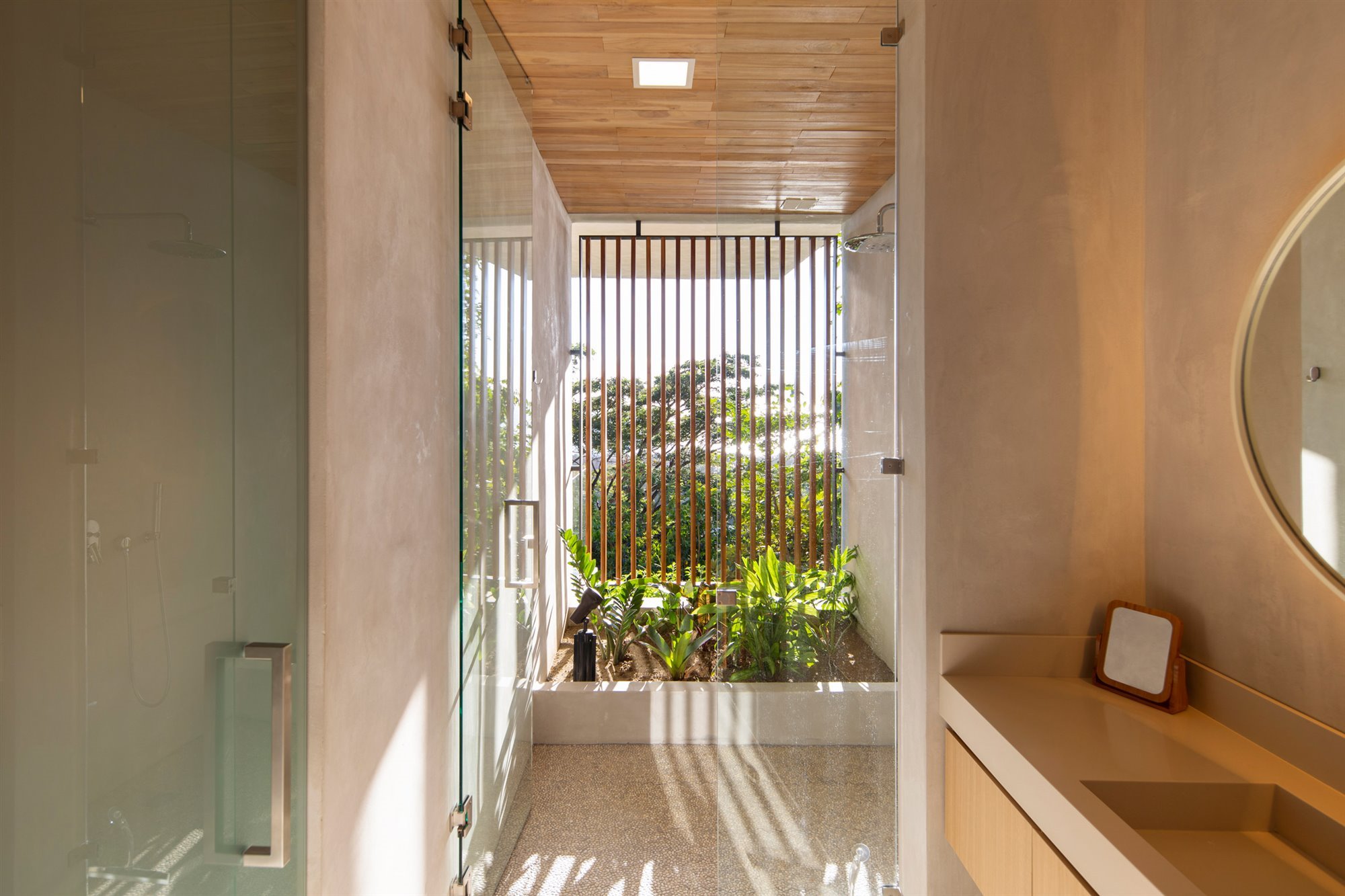 Casa moderna frente a la playa en Costa Rica baño de madera