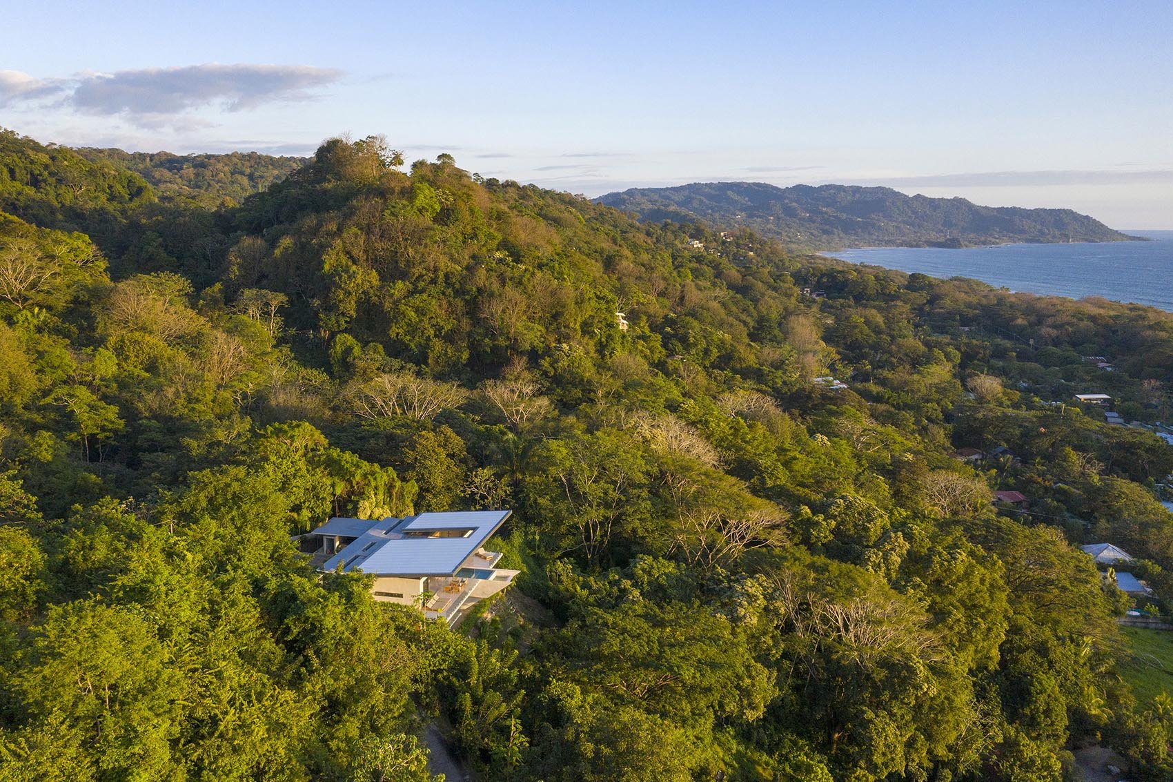 Casa moderna frente a la playa en Costa Rica en la jungla
