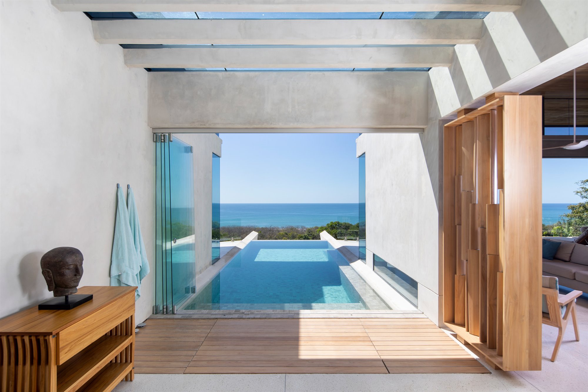 Casa moderna frente a la playa en Costa Rica piscina con techo de hormigon