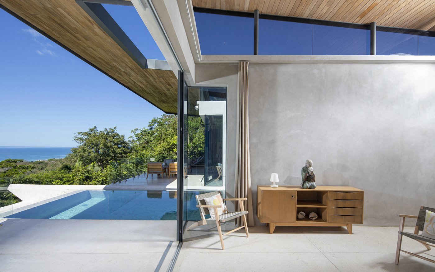 Casa moderna frente a la playa en Costa Rica salon abierto a la piscina