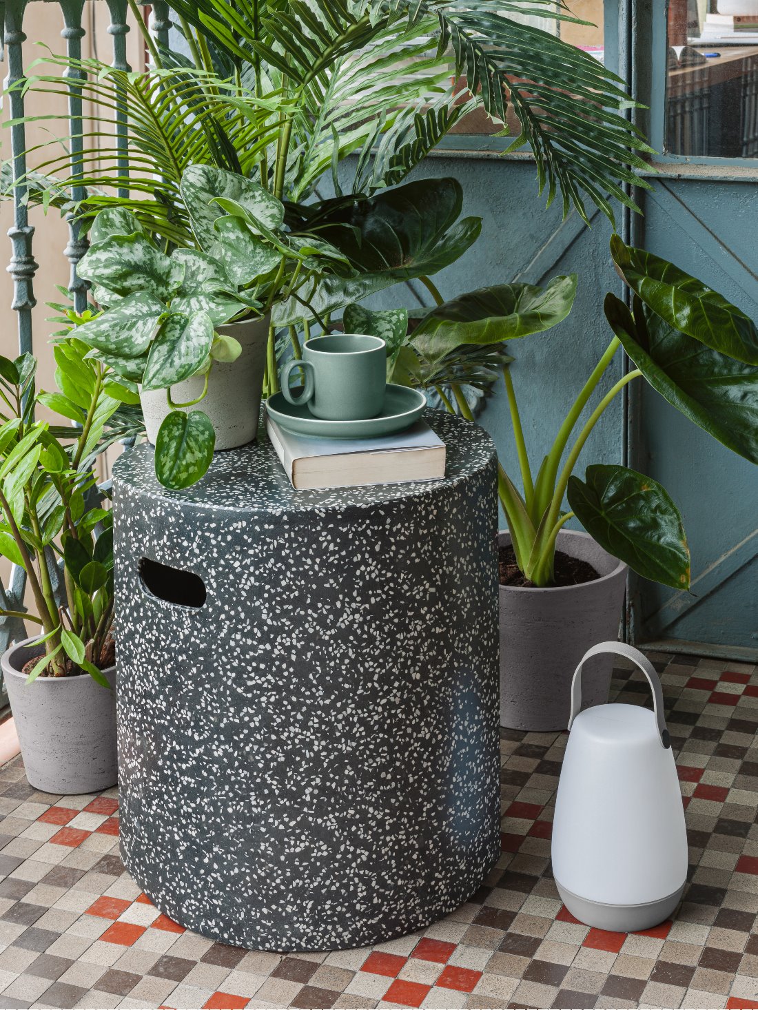 El reposapiés Jenell, de terrazo negro, encaja estupendamente en cualquier ambiente.