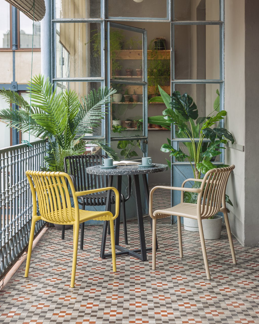 La mesa Tella, de Kave Home, es de terrazo y acero galvanizado. 